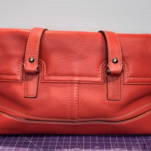 Coach Hampton in coral pebbled leather - Picture 2 of 11